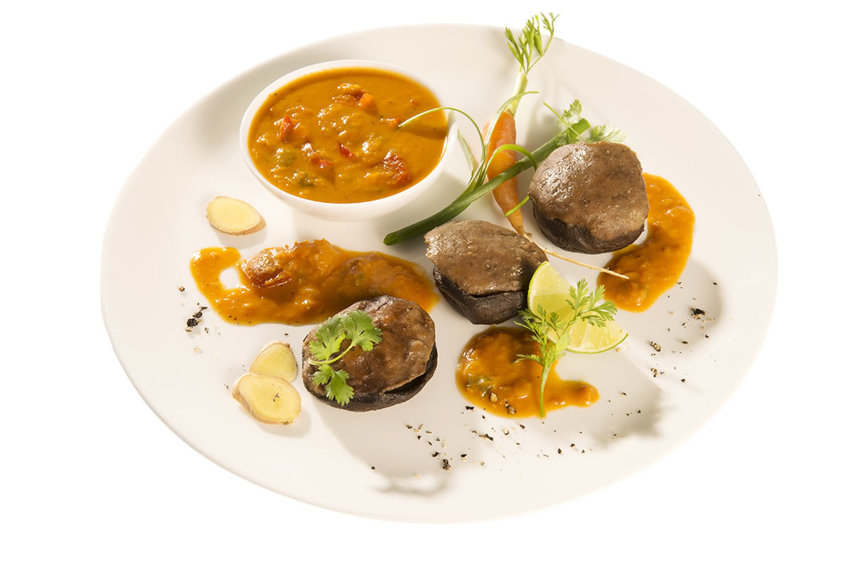 Vegetarisch-gefuellte-Champignons-dazu-Linsen-Joghurtsosse-Clean